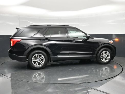 Used 2023 Ford Explorer XLT w/ Equipment Group 202A AWD/4WD image 2