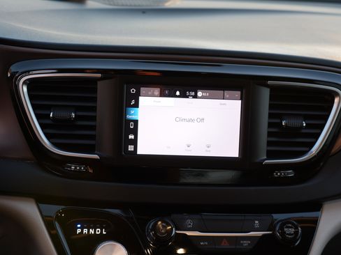 Used 2023 Chrysler Voyager LX image 24