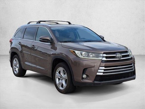 Used 2017 Toyota Highlander Limited image 3