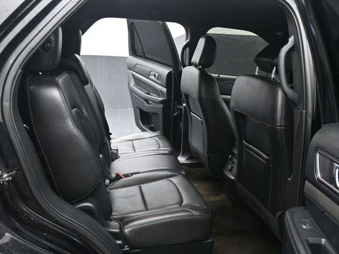 Used 2018 Ford Explorer XLT w/ Equipment Group 202A image 3