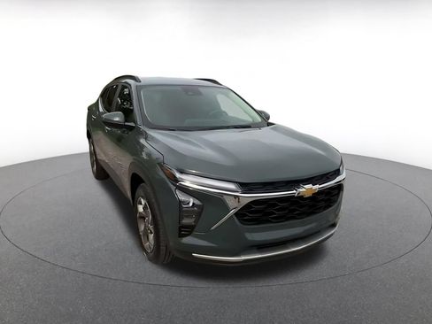 Used 2025 Chevrolet Trax LT w/ LT Convenience Package FWD image 3