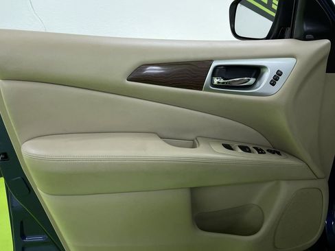 Used 2018 Nissan Pathfinder Platinum w/ Cargo Package image 16