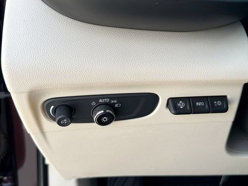 Used 2021 Buick Envision Avenir FWD image 28