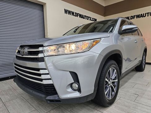 Used 2019 Toyota Highlander XLE FWD image 2