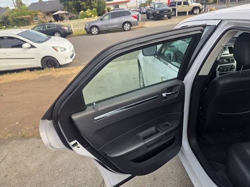 Used 2010 Chrysler 300 Touring RWD image 13