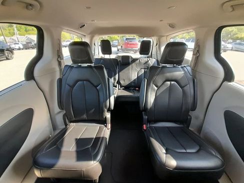 Used 2023 Chrysler Pacifica Touring-L FWD image 45