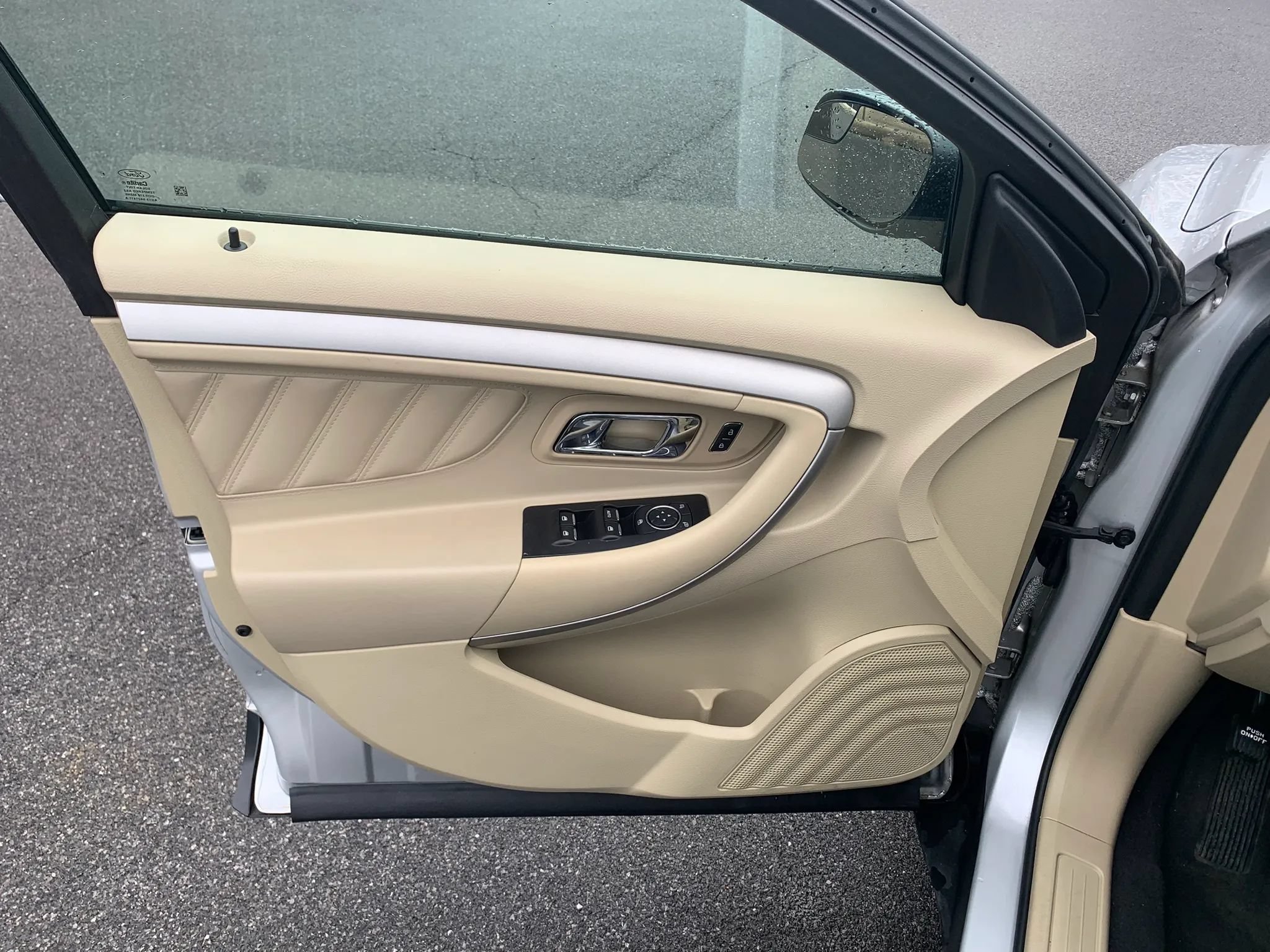 Used 2019 Ford Taurus SE FWD image 8