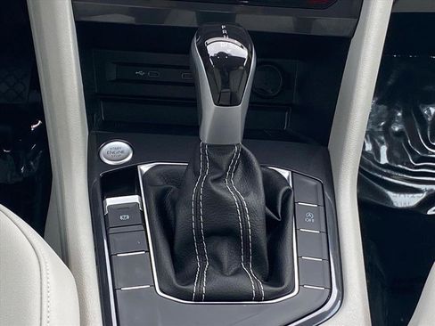 Certified 2023 Volkswagen Tiguan SE image 10