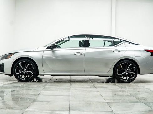 Used 2024 Nissan Altima 2.5 SR FWD image 9