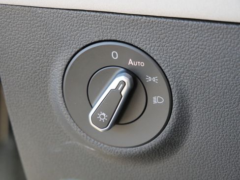 Certified 2025 Volkswagen Taos SE image 21