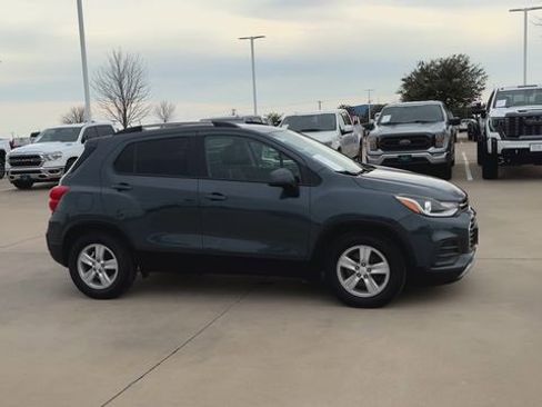 Used 2021 Chevrolet Trax LT image 2