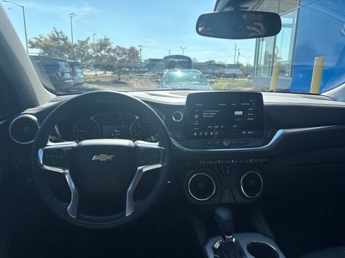 Used 2025 Chevrolet Blazer LT AWD/4WD image 2