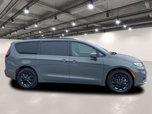 Used 2022 Chrysler Pacifica Touring-L w/ S Appearance Package image 8