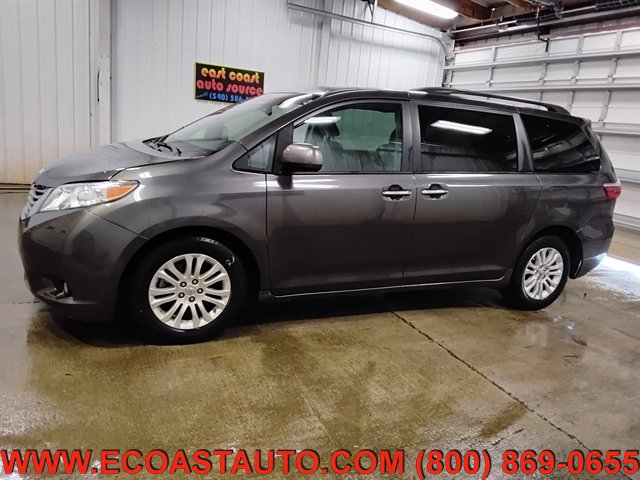 Used 2015 Toyota Sienna XLE w/ XLE Navigation Package FWD image 5