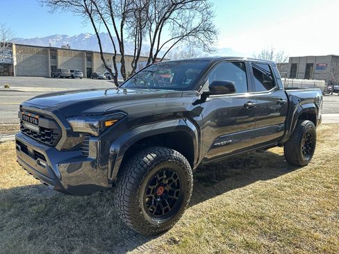 Used 2025 Toyota Tacoma SR5 AWD/4WD image 11