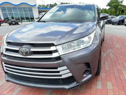 Used 2018 Toyota Highlander LE FWD image 4