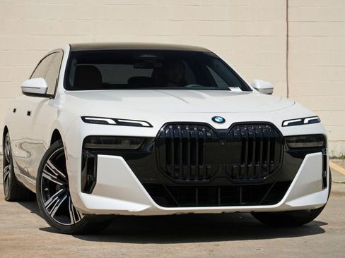 Used 2023 BMW 740i w/ Parking Assistance Package RWD image 4