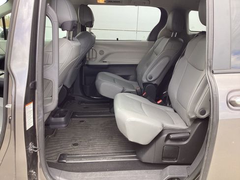 Used 2023 Toyota Sienna XLE FWD image 6