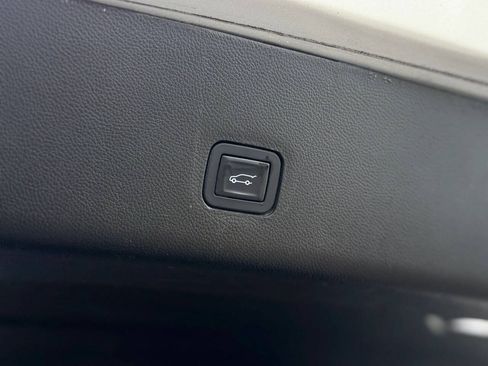 Used 2019 Chevrolet Traverse LT FWD image 23