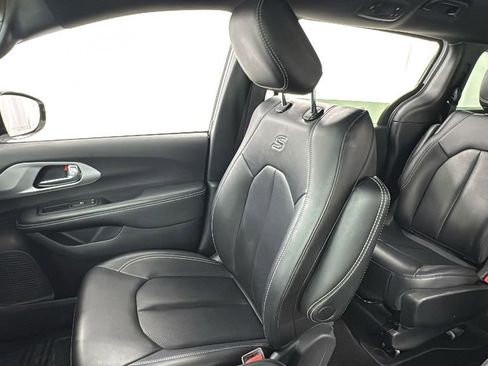 Used 2024 Chrysler Pacifica Select image 14