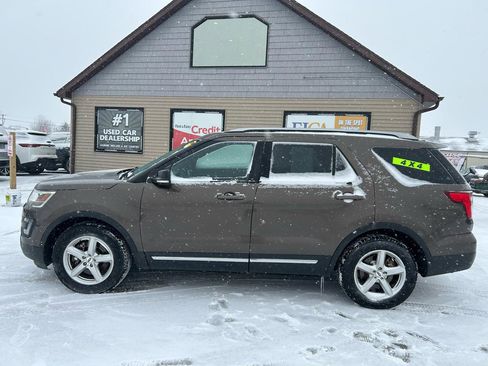 Used 2016 Ford Explorer XLT w/ Equipment Group 202A image 8