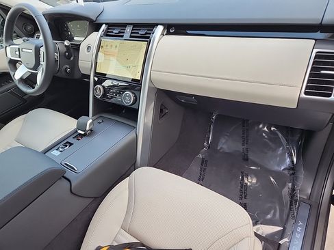 Used 2025 Land Rover Discovery S image 29