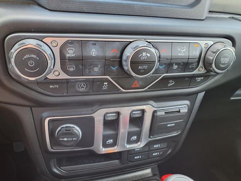 Certified 2020 Jeep Wrangler Sport AWD/4WD image 6