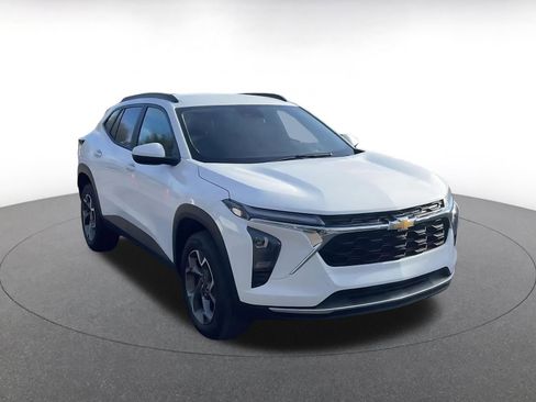 Used 2025 Chevrolet Trax LT image 2