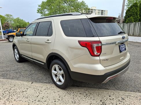Used 2017 Ford Explorer XLT w/ Equipment Group 202A AWD/4WD image 4