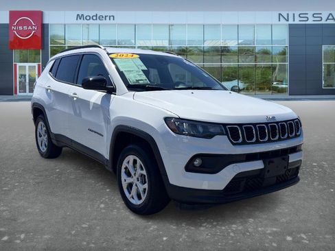 Used 2024 Jeep Compass Latitude AWD/4WD image 3