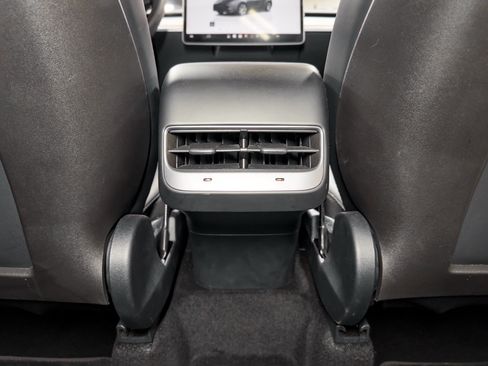 Used 2024 Tesla Model Y Long Range RWD image 19
