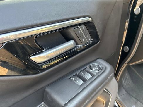 Used 2025 Chevrolet Suburban Z71 AWD/4WD image 19