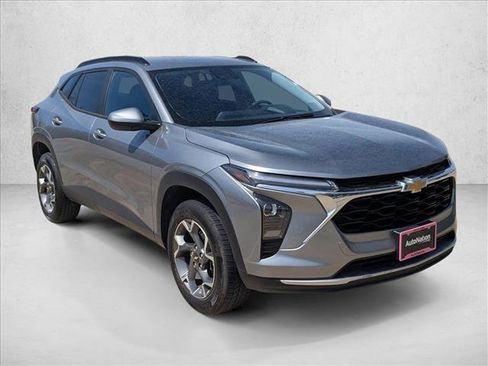 Used 2025 Chevrolet Trax LT image 3