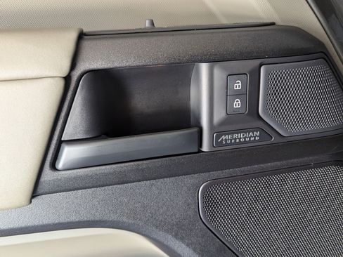 Certified 2025 Land Rover Defender 110 image 30