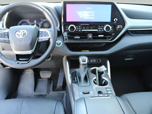Used 2023 Toyota Highlander Limited AWD/4WD image 9