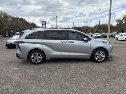 Used 2025 Toyota Sienna Limited image 6