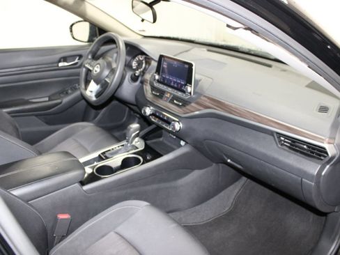 Used 2024 Nissan Altima 2.5 SV FWD image 21