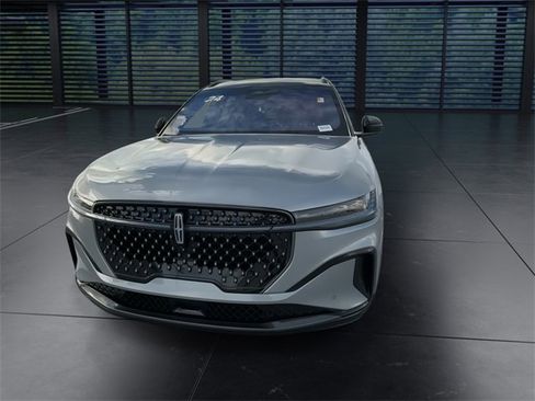 Used 2024 Lincoln Nautilus Reserve w/ Jet Appearance Package (87T) image 3