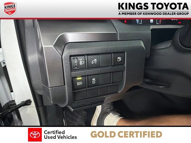 Used 2025 Toyota 4Runner SR5 AWD/4WD image 27