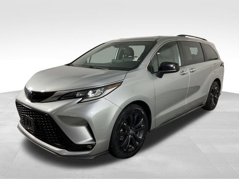 Used 2022 Toyota Sienna XSE w/ XSE Plus Package FWD image 4