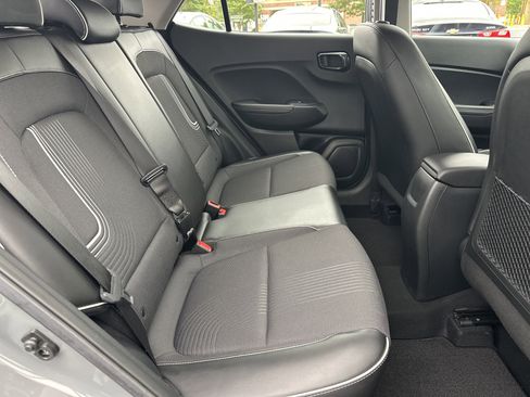 Used 2023 Hyundai Venue Limited FWD image 16