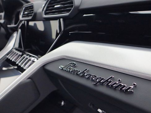 Used 2024 Lamborghini Urus S image 34