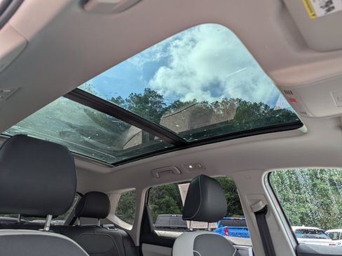Used 2025 Volkswagen Taos SE w/ Panoramic Sunroof Package FWD image 15