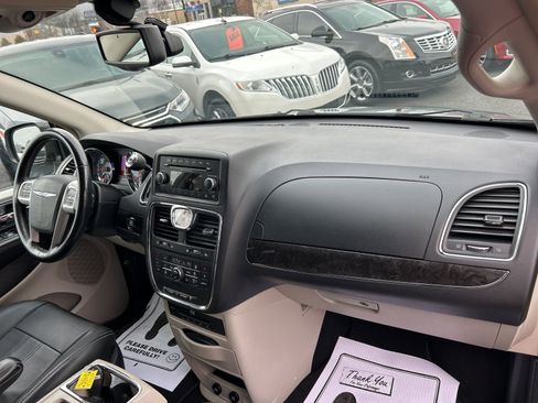 Used 2016 Chrysler Town & Country Touring-L image 23