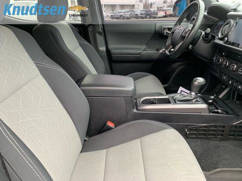 Used 2020 Toyota Tacoma TRD Sport image 12