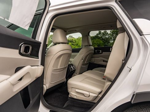 Used 2025 Kia Sorento S w/ Panoramic Sunroof Package FWD image 17