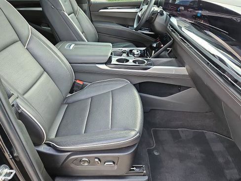 Used 2025 Cadillac Escalade ESV Sport w/ LPO, ONYX Package AWD/4WD image 27