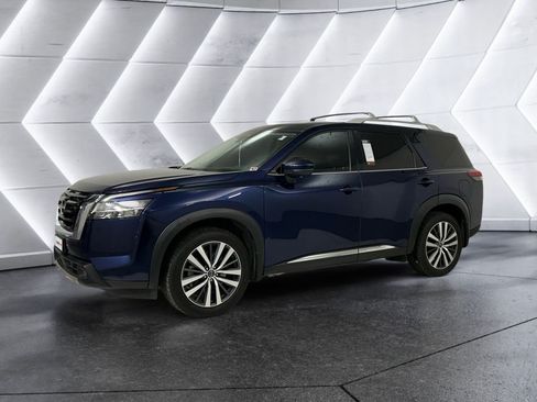 Used 2022 Nissan Pathfinder Platinum w/ Lighting Package (N92) FWD image 3