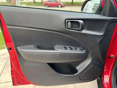 Used 2023 Hyundai Venue Limited FWD image 16