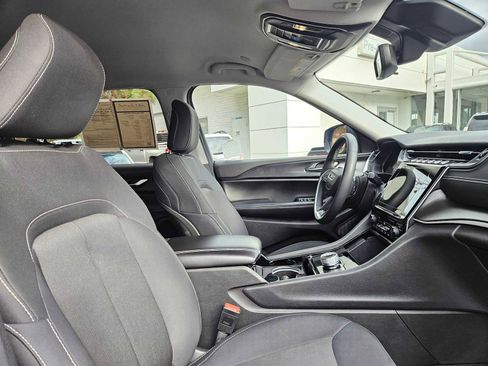 Used 2023 Jeep Grand Cherokee L Laredo image 11